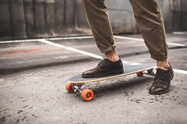 Stylowy mężczyzna na longboard — Zdjęcie stockowe