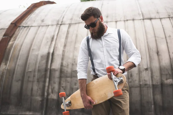 Stijlvolle man met longboard — Stockfoto