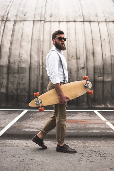 Homme élégant avec longboard — Photo
