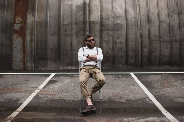 Uomo elegante con longboard — Foto Stock