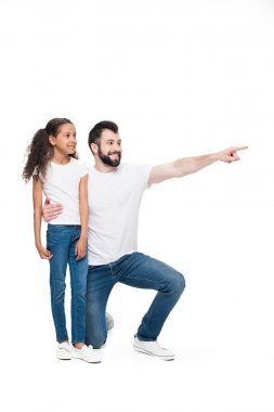 Baba ve kız gülümseyerek
