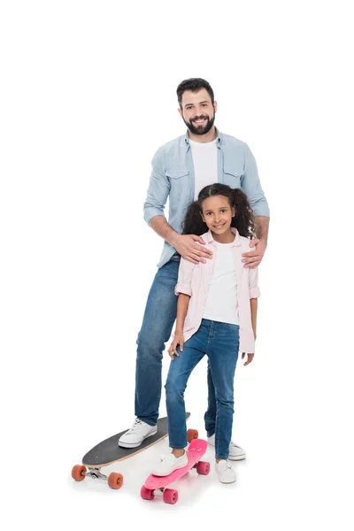 父亲和女儿与滑板 — 图库照片
