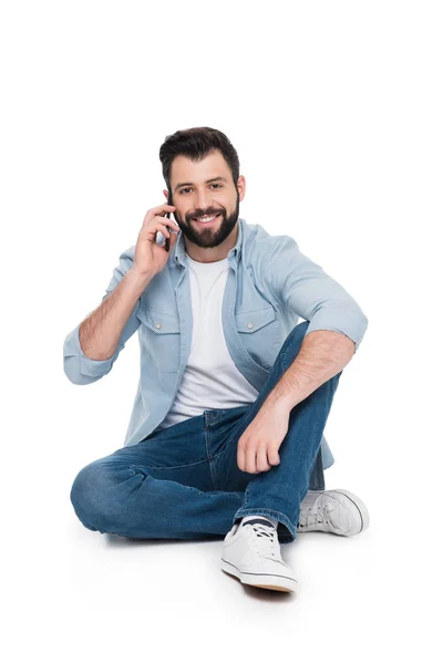 Молодой человек разговаривает по смартфону — стоковое фото