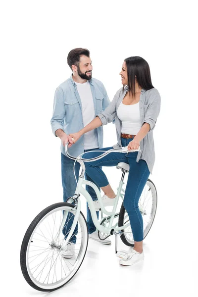 Счастливая молодая пара с велосипедом — стоковое фото