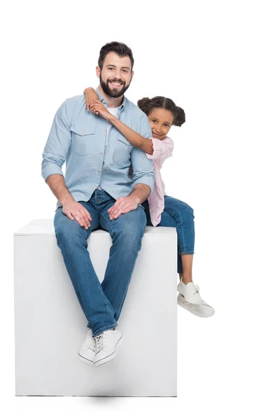 Padre e hija sentados en cubo — Foto de Stock