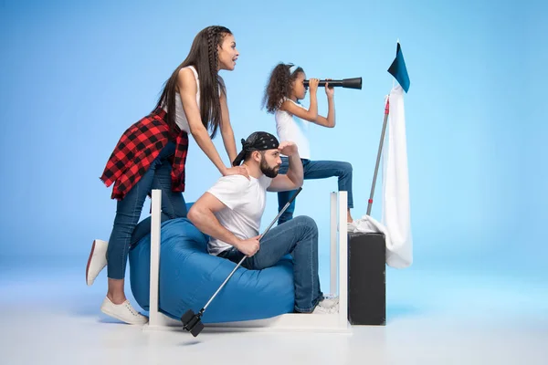 Familia jugando pretendiendo piratas — Foto de Stock