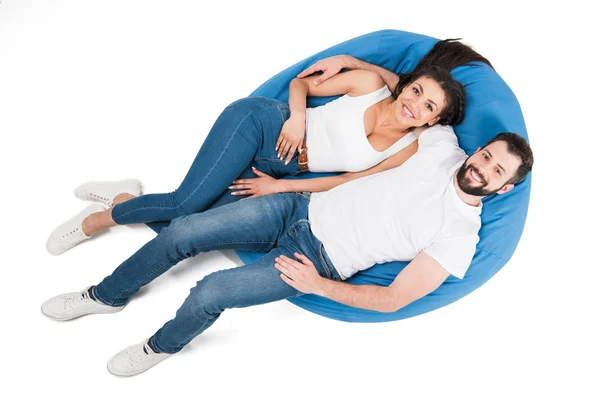 Paar liggen op zak stoel — Stockfoto