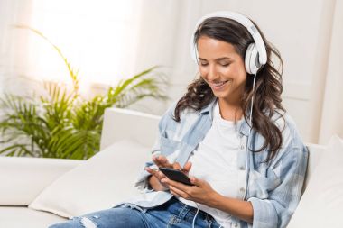 Kulaklıkla müzik dinleyen kadın 
