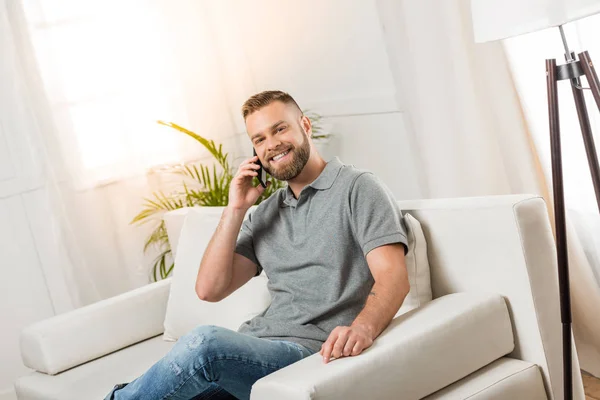 Man med hjälp av smartphone — Stockfoto