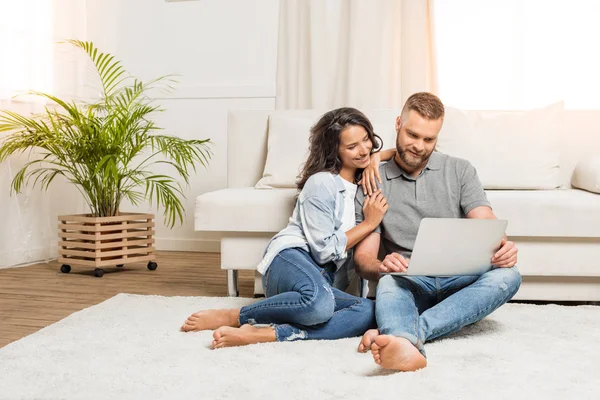 Pareja usando portátil — Foto de Stock