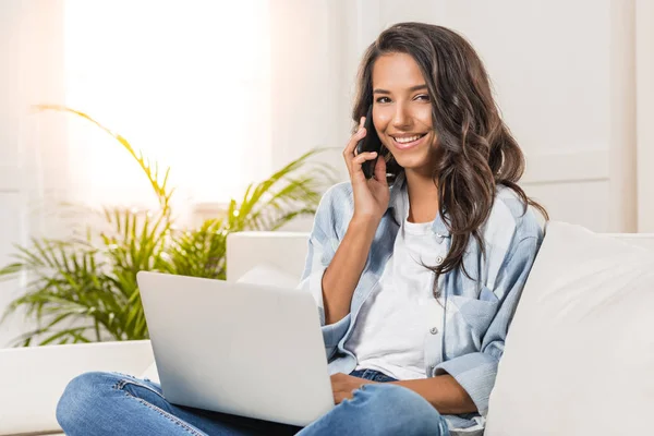 Mulher usando laptop e smartphone — Fotografia de Stock