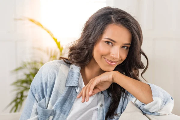 Smiling young woman — Stock Photo, Image