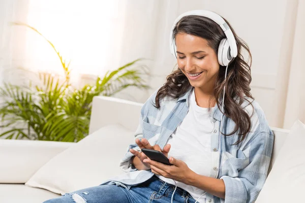 Жінка слухає музику в навушниках — стокове фото