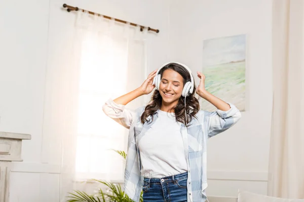 Femme écoute de la musique dans les écouteurs — Photo