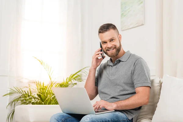 Uomo utilizzando il computer portatile — Foto Stock