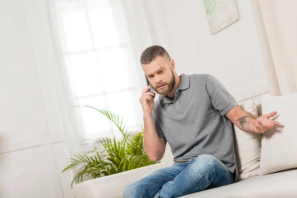 Homem usando smartphone — Fotografia de Stock Grátis