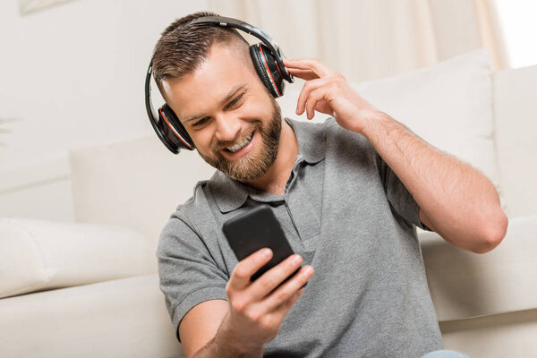 Hombre usando smartphone — Foto de Stock