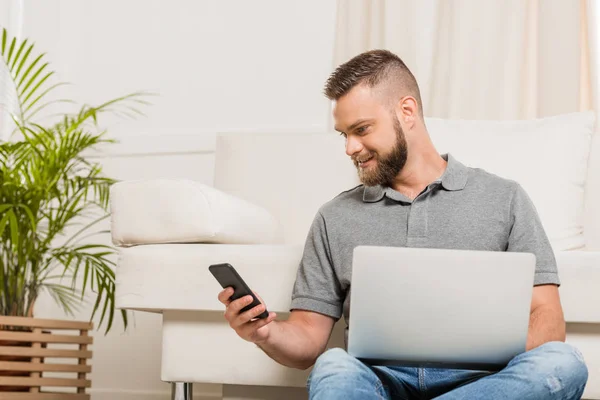 Hombre usando ordenador portátil — Foto de Stock