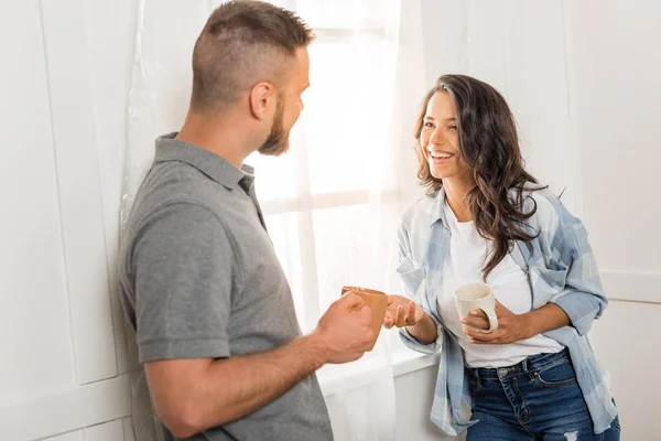 Young couple drinking tea — Stock Photo, Image