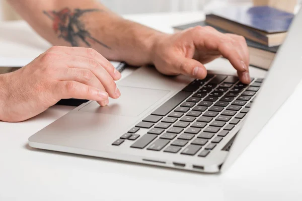 Homem usando laptop — Fotografia de Stock