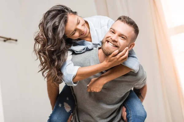 Man and woman piggybacking — Stock Photo, Image