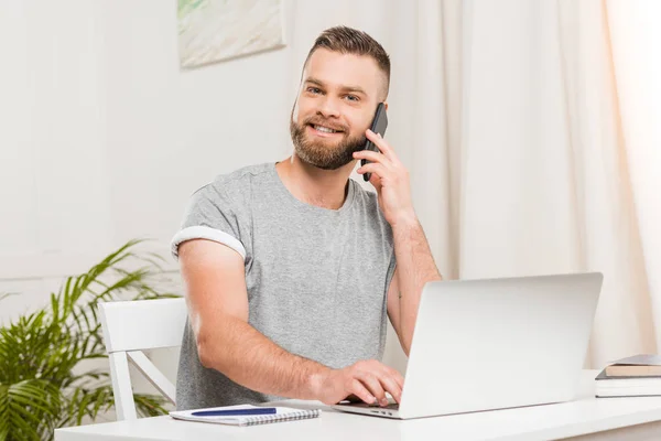 Uomo che parla su smartphone — Foto Stock