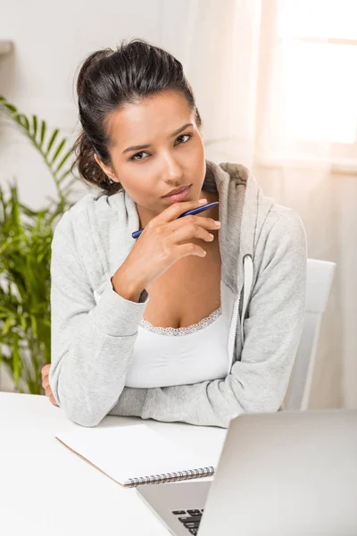 Frau blickt in Kamera — Stockfoto