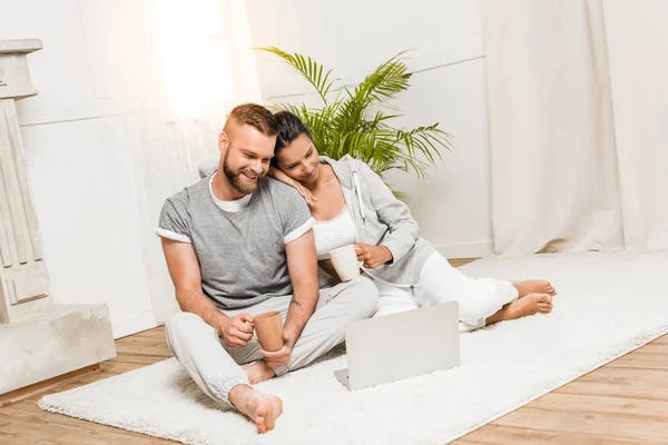 Pareja usando portátil — Foto de Stock