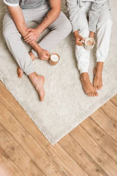 Casal beber café enquanto sentado em casa — Fotografia de Stock