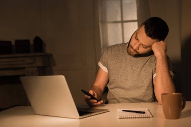 Evde Akıllı Telefon Kullanan Genç Adam