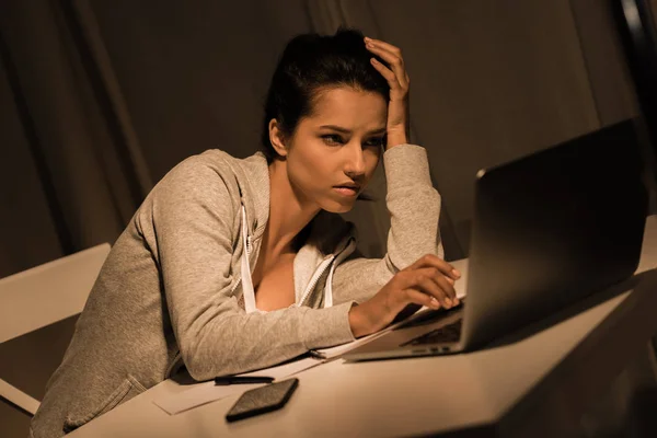 Mulher pensativa trabalhando no laptop em casa — Fotografia de Stock