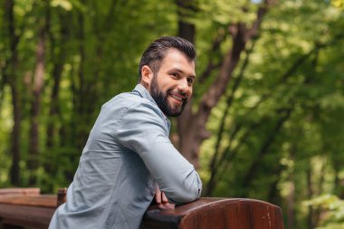 Adam ahşap köprü üzerinde ayakta