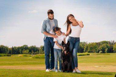 Köpekli mutlu aile 
