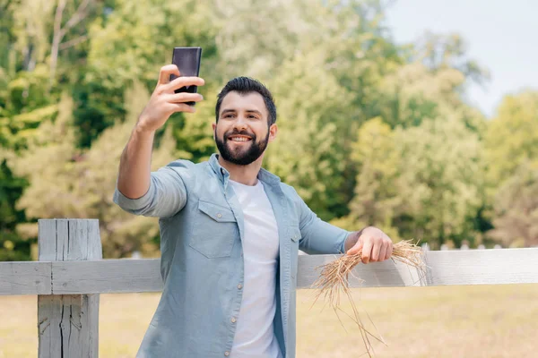 Adam alarak selfie smartphone cep telefonu ile