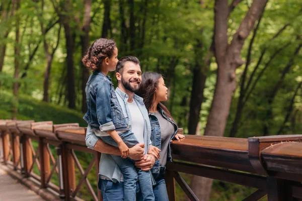 Interracial család együtt tölteni az időt — Stock Fotó