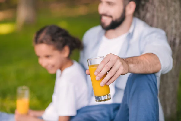 Apa és lánya, piknik — Stock Fotó