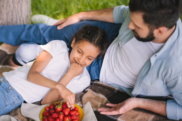 Батько і дочка на пікніку — стокове фото