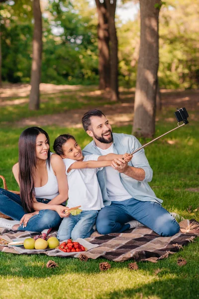 Família tomando selfie no piquenique 3 — Fotografia de Stock