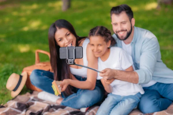 Οικογενειακή λαμβάνοντας selfie — Φωτογραφία Αρχείου