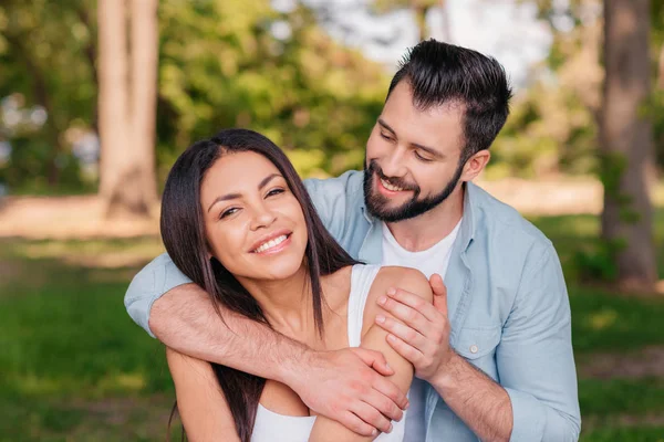 Man kramas lycklig hustru — Stockfoto