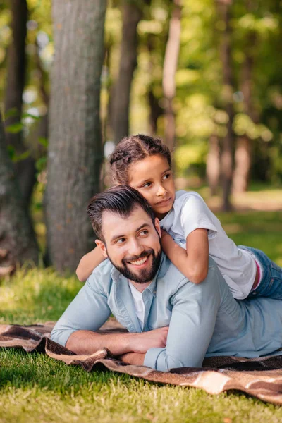 Ragazza sdraiata sui padri indietro — Foto Stock