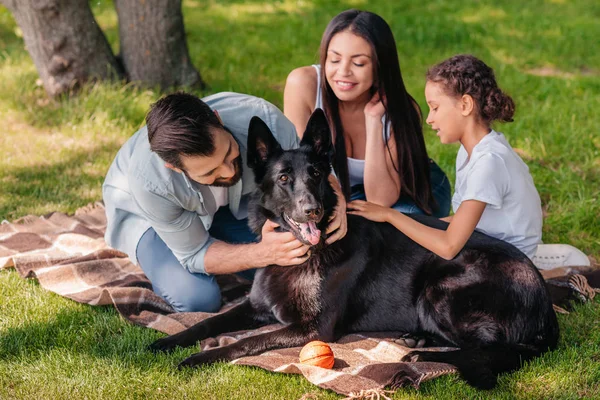 Aile birlikte vakit geçiriyor. — Stok fotoğraf