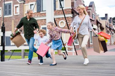 alışveriş torbaları ile sokakta çalışan aile