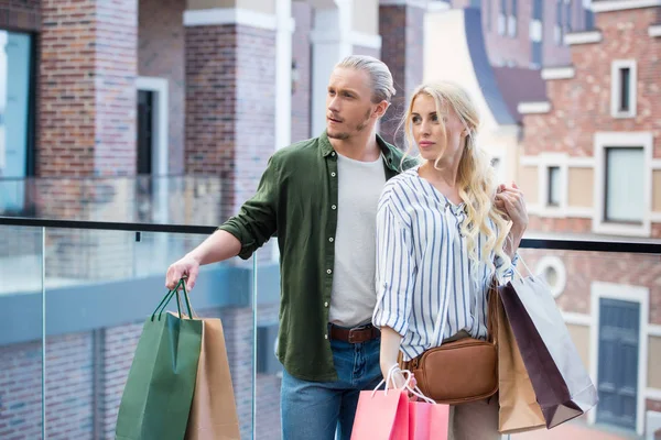 Koppel met shopping tassen bij mall — Stockfoto