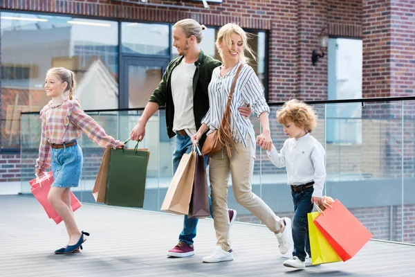 Alışveriş merkezinde yürüyen aile — Stok fotoğraf