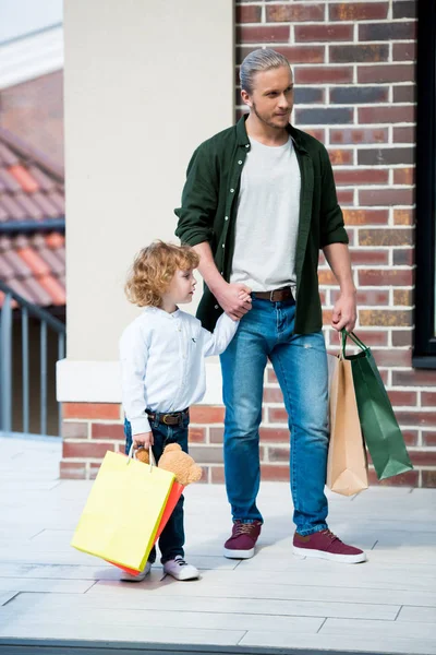 Vader en zoon op shopping center — Stockfoto