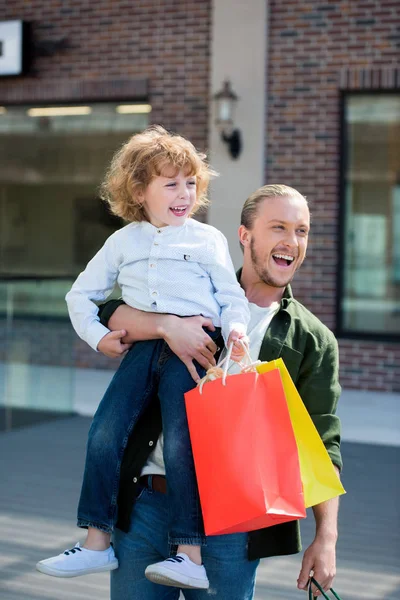 Padre tenendo piccolo figlio in mano — Foto Stock