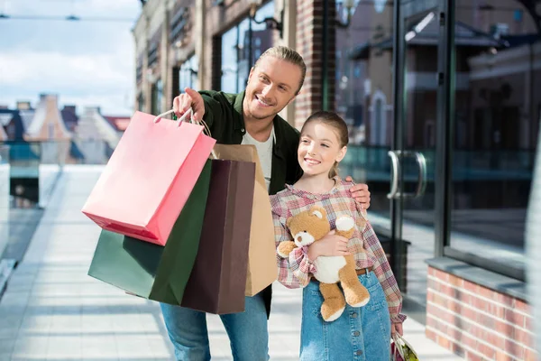 Człowiek i córka z torby na zakupy na ulicy — Zdjęcie stockowe
