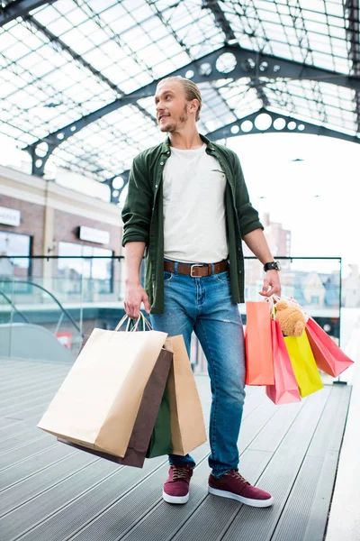 Man met boodschappentassen in winkelcentrum — Stockfoto