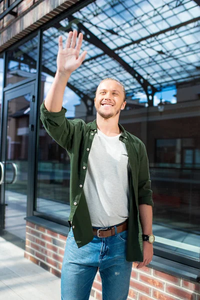 Hombre saludando a mano en la calle — Foto de stock gratuita
